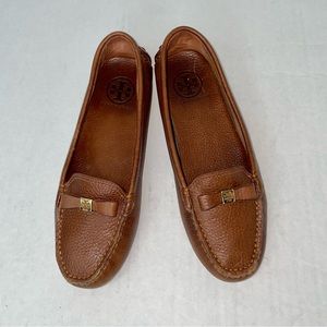 EUC Tory Burch Paula brown pebbled leather loafers/moccasins w/ bow accent
